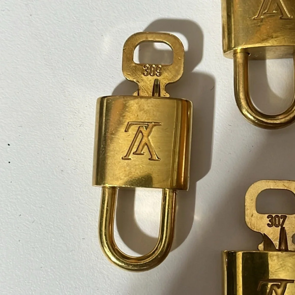 LV ASSORTED LOCK AND KEY - Picture 6 of 11